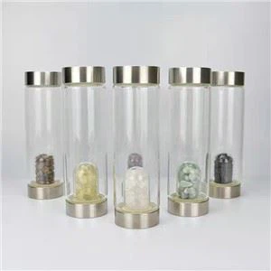 Vannflaske med krystaller inni